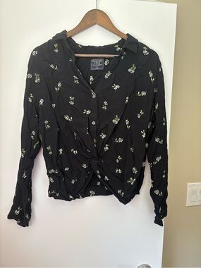 Abercrombie & Fitch Black Button-Front Floral Twist Hem Shirt